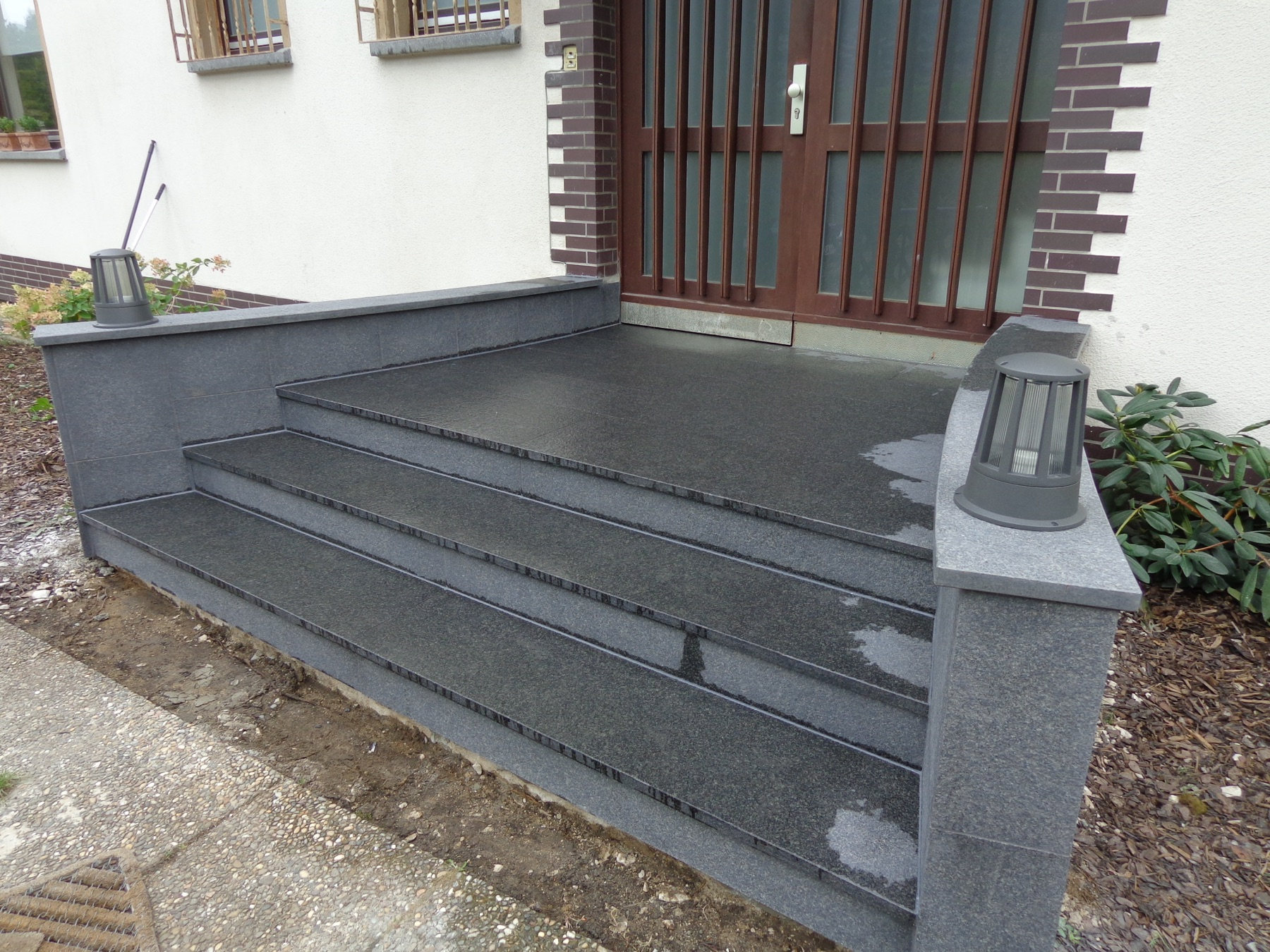 Eingangstreppe aus dunklem Granit